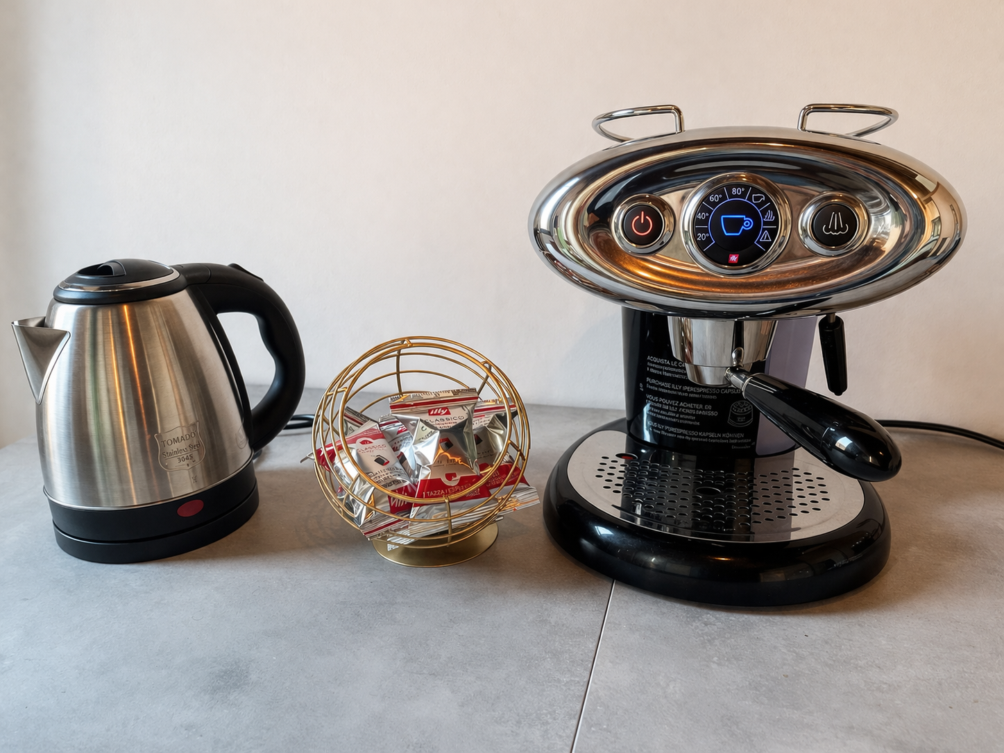 Angolo caffè con macchina espresso e bollitore in cucina
