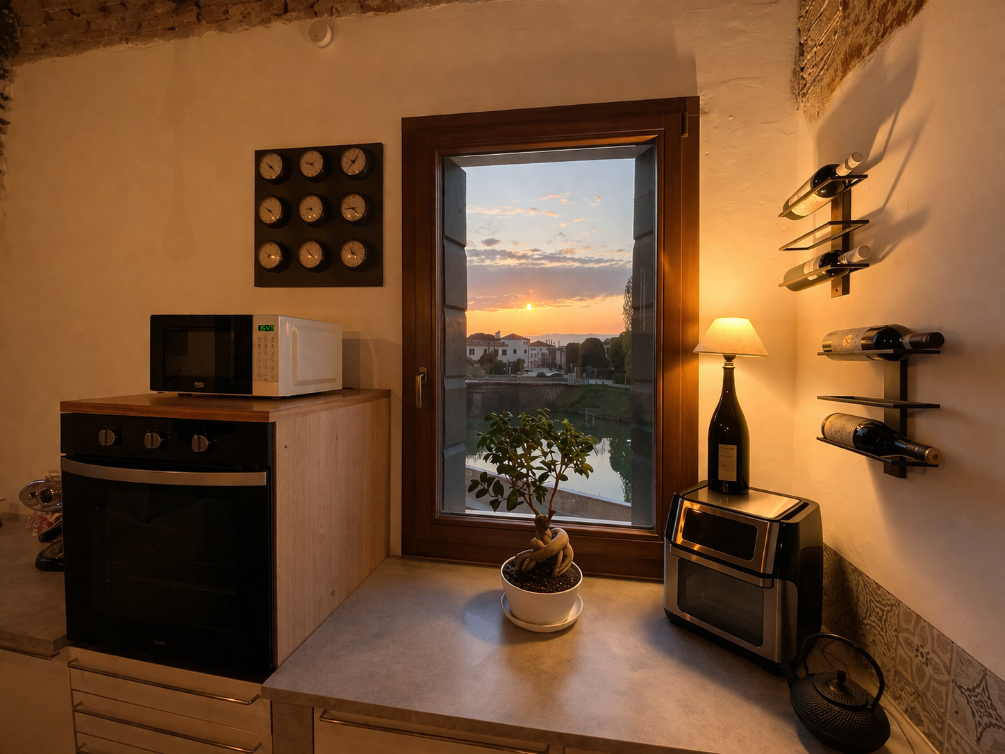 Angolo cucina con vista sul tramonto sul fiume Brenta