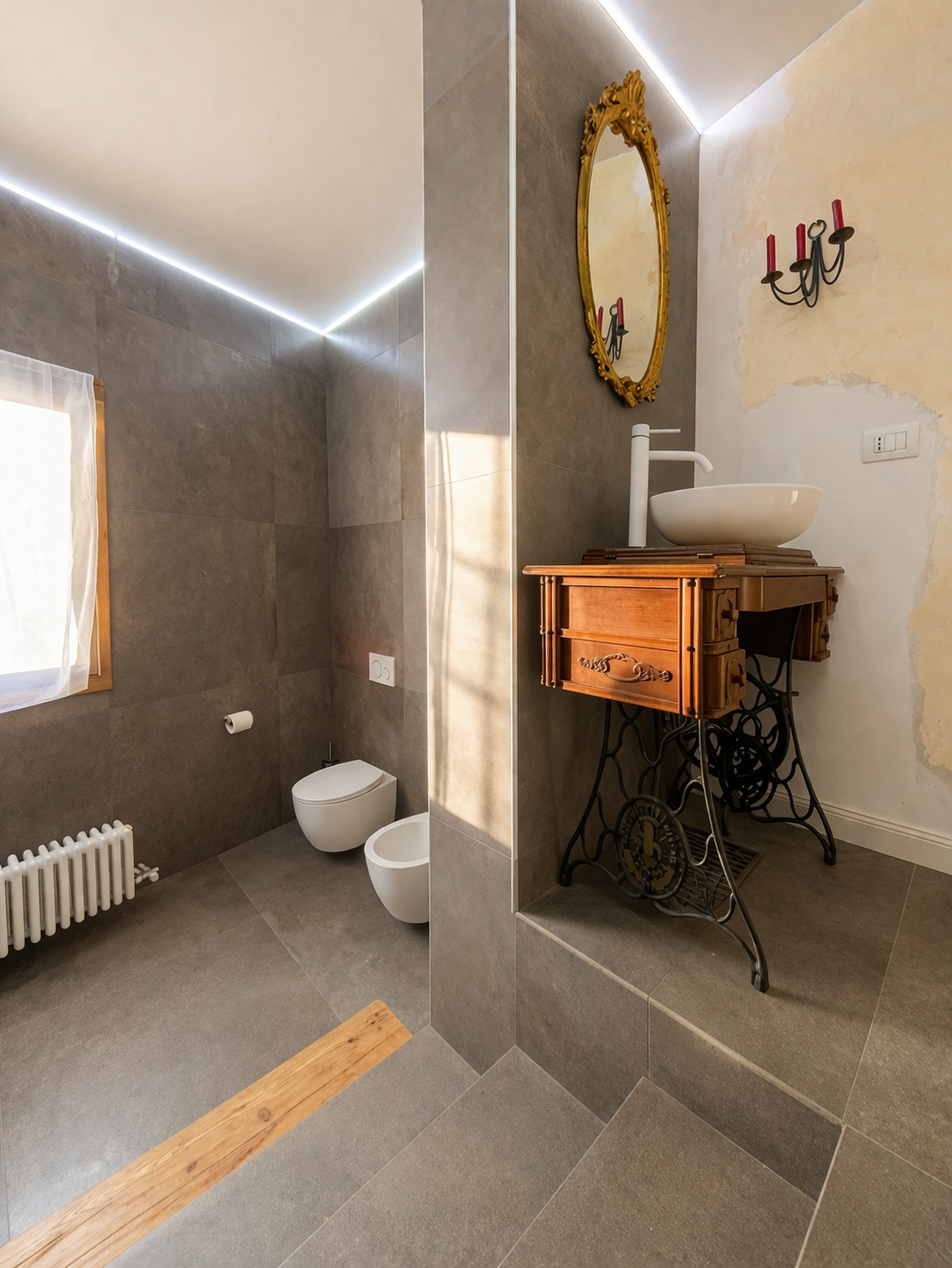 Lavabo vintage su base Singer nel bagno di Villa Venezia