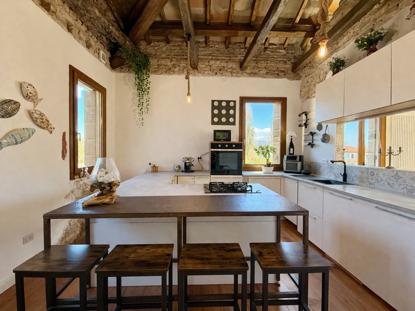 Cucina moderna con isola centrale e travi in legno a vista