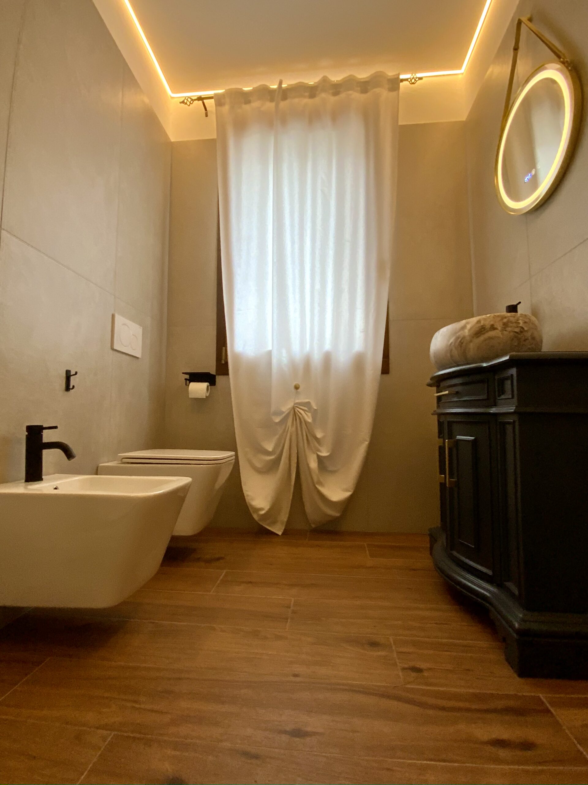 Bagno elegante della Suite Romantica con mobile restaurato, lavabo in marmo e specchio dorato