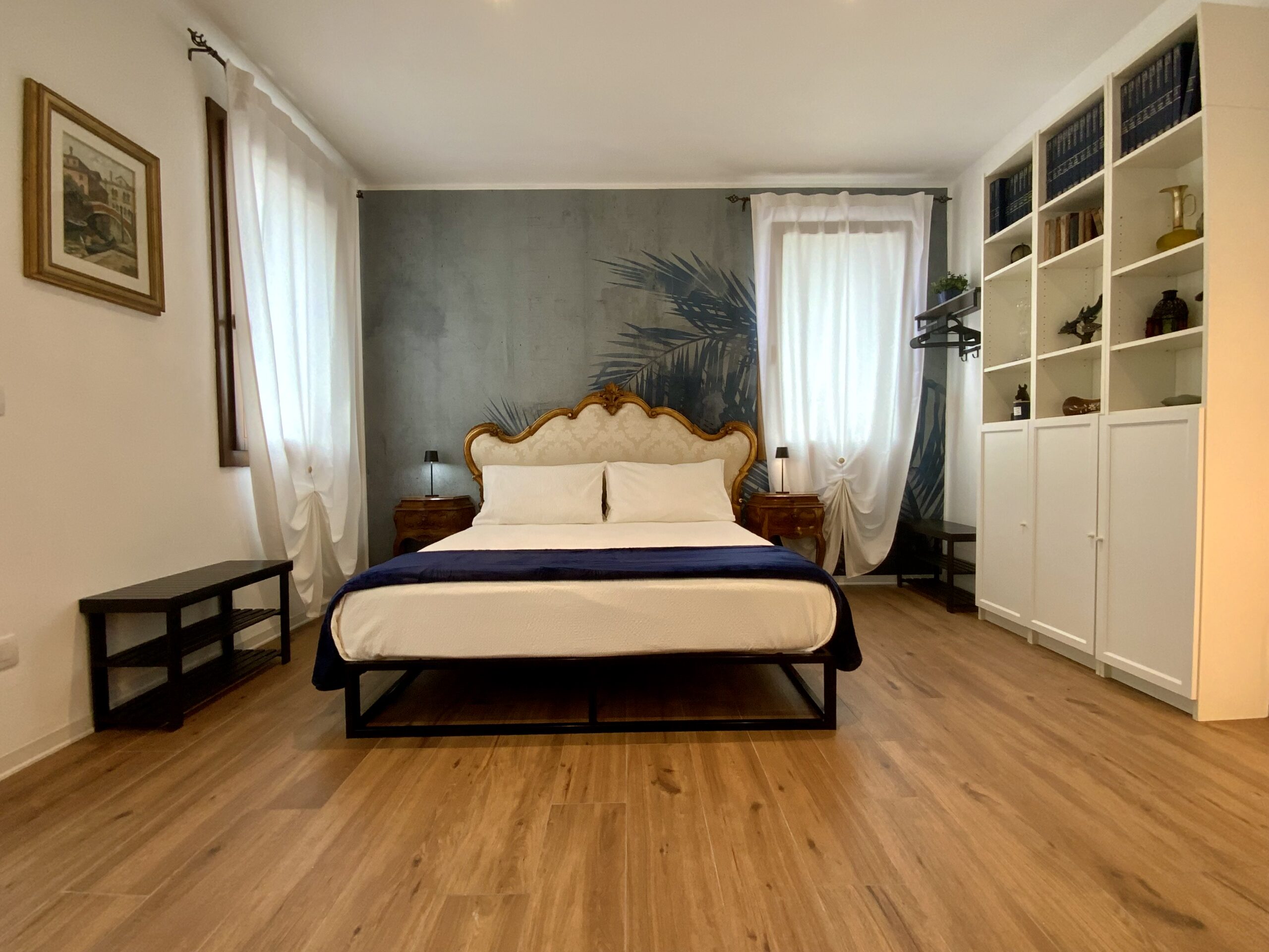 Suite Romantica Villa Venezia con letto matrimoniale e parete decorativa