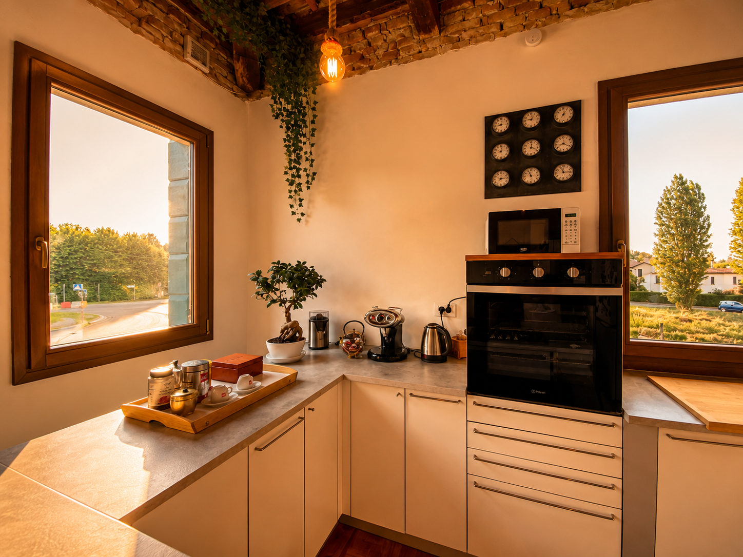 Cucina luminosa con vista esterna nell'appartamento Villa Venezia a Dolo