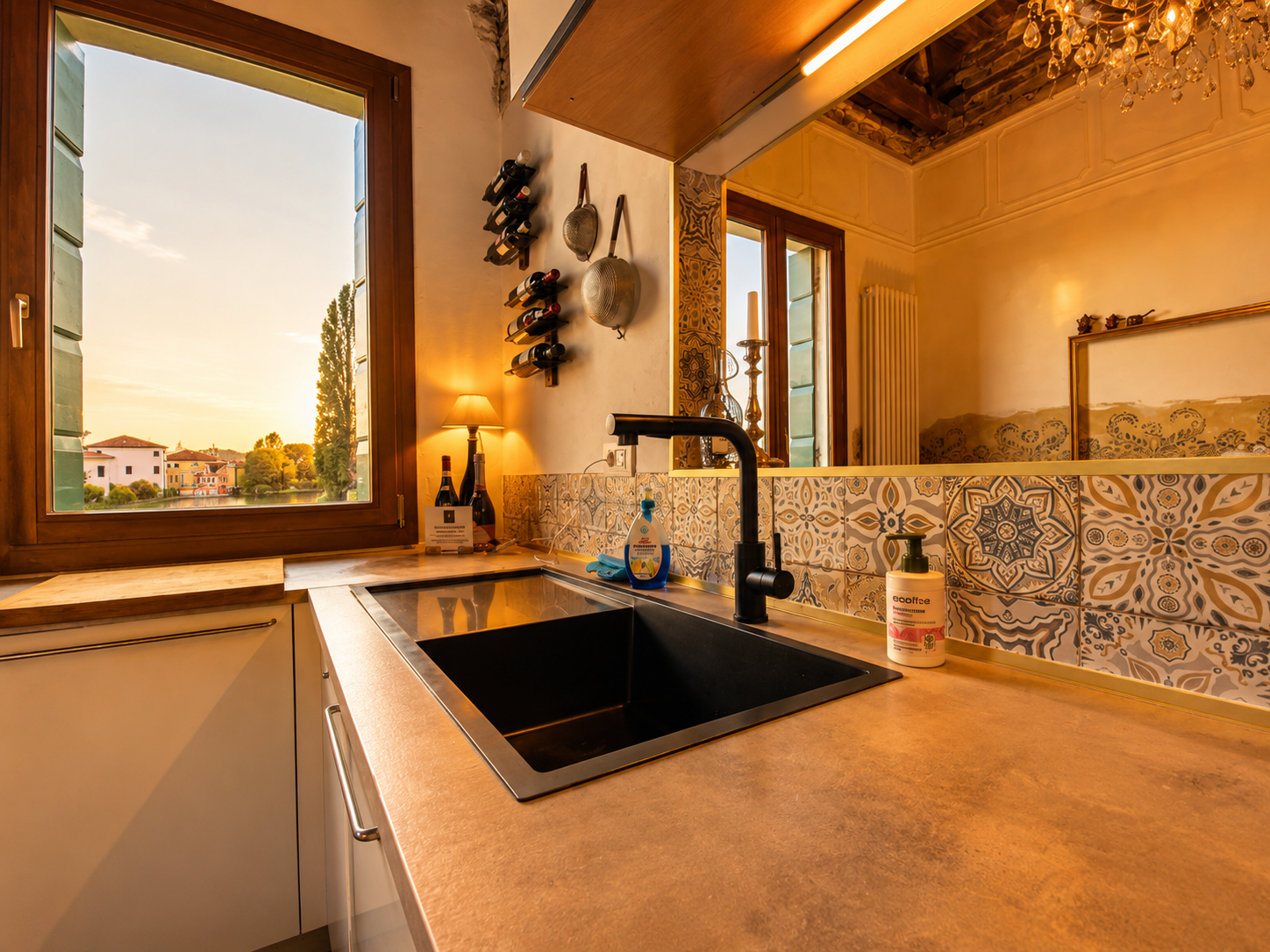 Cucina dell'appartamento Villa Venezia con finestra affacciata sul fiume Brenta