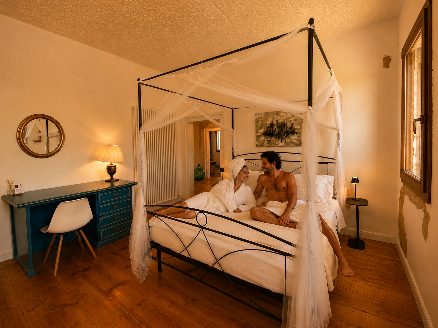 Coppia nella camera con letto a baldacchino di Villa Venezia durante un momento di relax