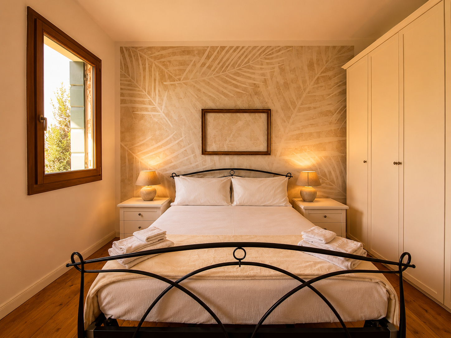 Seconda camera matrimoniale di Villa Venezia con letto in ferro e parete decorata
